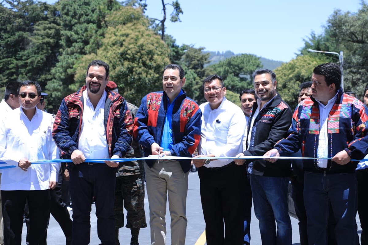 Jimmy Morales y el ministro de Comunicaciones, José Benito, inauguran el proyecto de reposición de carretera en Totonicapán. A su izquierda, los diputados oficialistas Marcos Yax y Javier Hernández. (Foto Prensa Libre: Hemeroteca PL