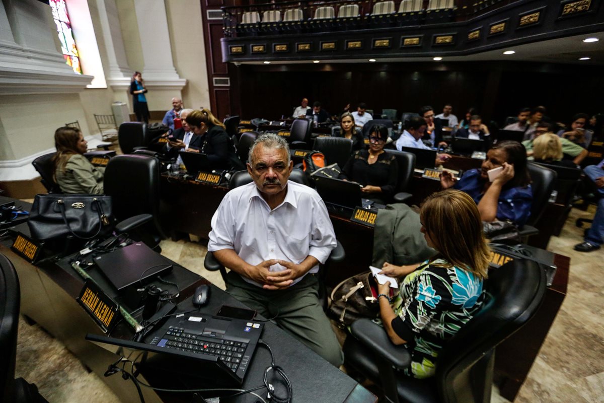 Diputados, periodistas y otros asistentes esperan en la sede de la Asamblea Nacional en Caracas (Venezuela). (Foto Prensa Libre: EFE).