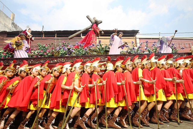 El escudrón de romanos lleva en hombros el anda de la réplica de Jesús Nazareno de los Milagros, de la iglesia San José. (Foto Prensa Libre: Oscar Rivas)