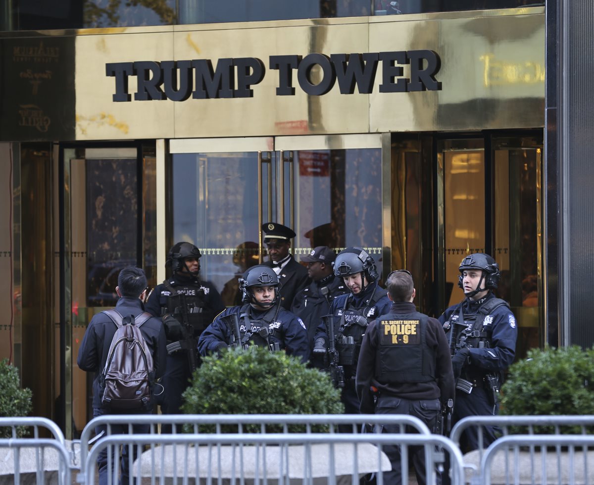 La Torre Trump se ha convertido en la inusual fortaleza del gobierno electo, ahí ha recibido a líderes mundiales y a candidatos a su equipo de gobierno. (Foto Prensa Libre: AFP)