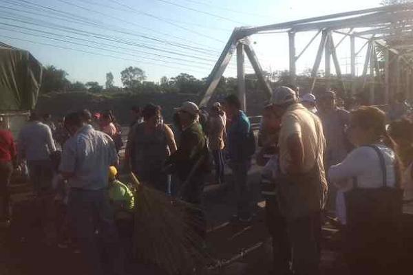 Docentes que piden contrato bloquean el kilómetro 179 de la ruta a Suroccidente. (Foto Prensa Libre: Rolando Miranda) <br _mce_bogus="1"/>