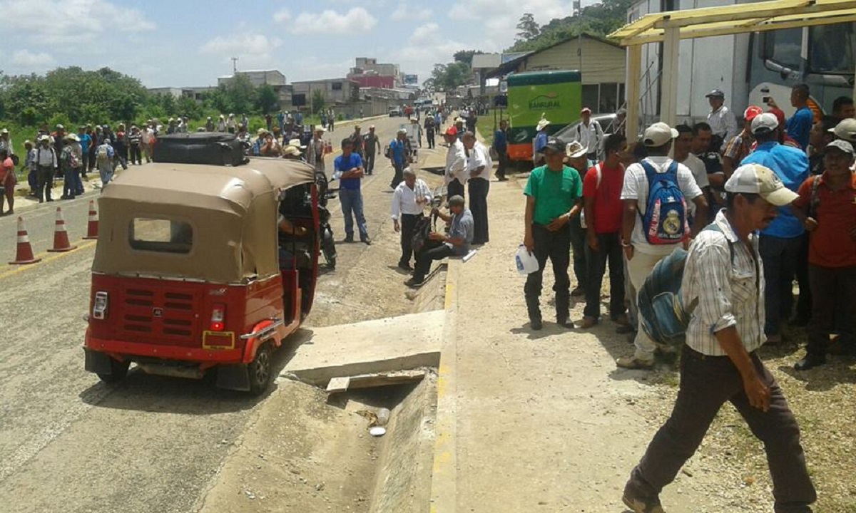 Un grupo de campesinos, procedentes de áreas protegidas de la Biosfera Maya, exigen que reubiquen a vecinos que fueron expulsados de la Laguna Larga. (Foto Prensa Libre: Rigoberto Escobar)