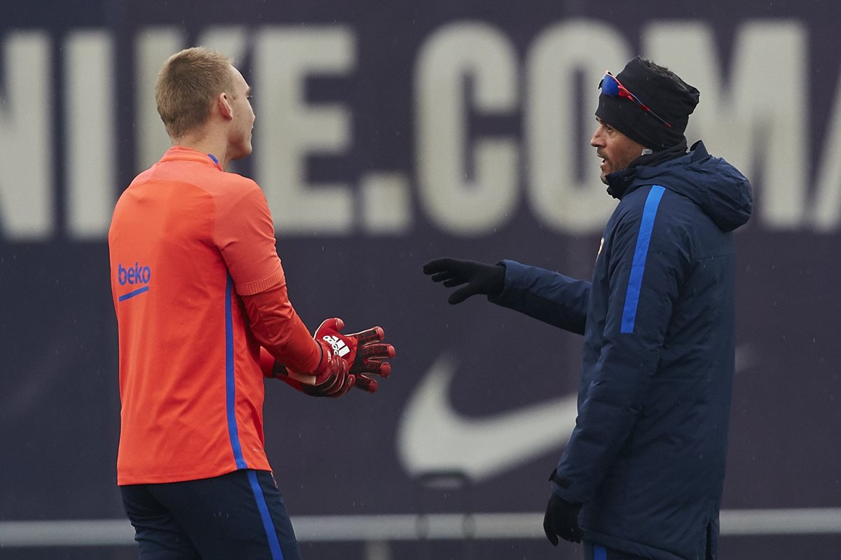 El entrenador del FC Barcelona, Luis Enrique Martínez, conversa con el portero Jasper Cillessen en el entreno del Barcelona previo al juego contra Real Sociedad en la vuelta de los cuartos de final de la Copa. (Foto Prensa Libre: EFE)