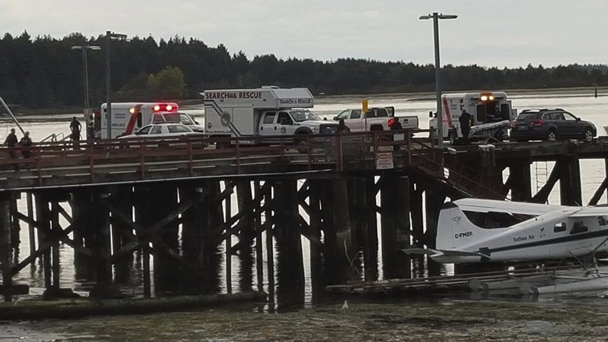 Imagen que muestra a los equipos de emergencia en el muelle tras el hundimiento de la embarcación turística Leviathan II. (Foto Prensa Libre: EFE).