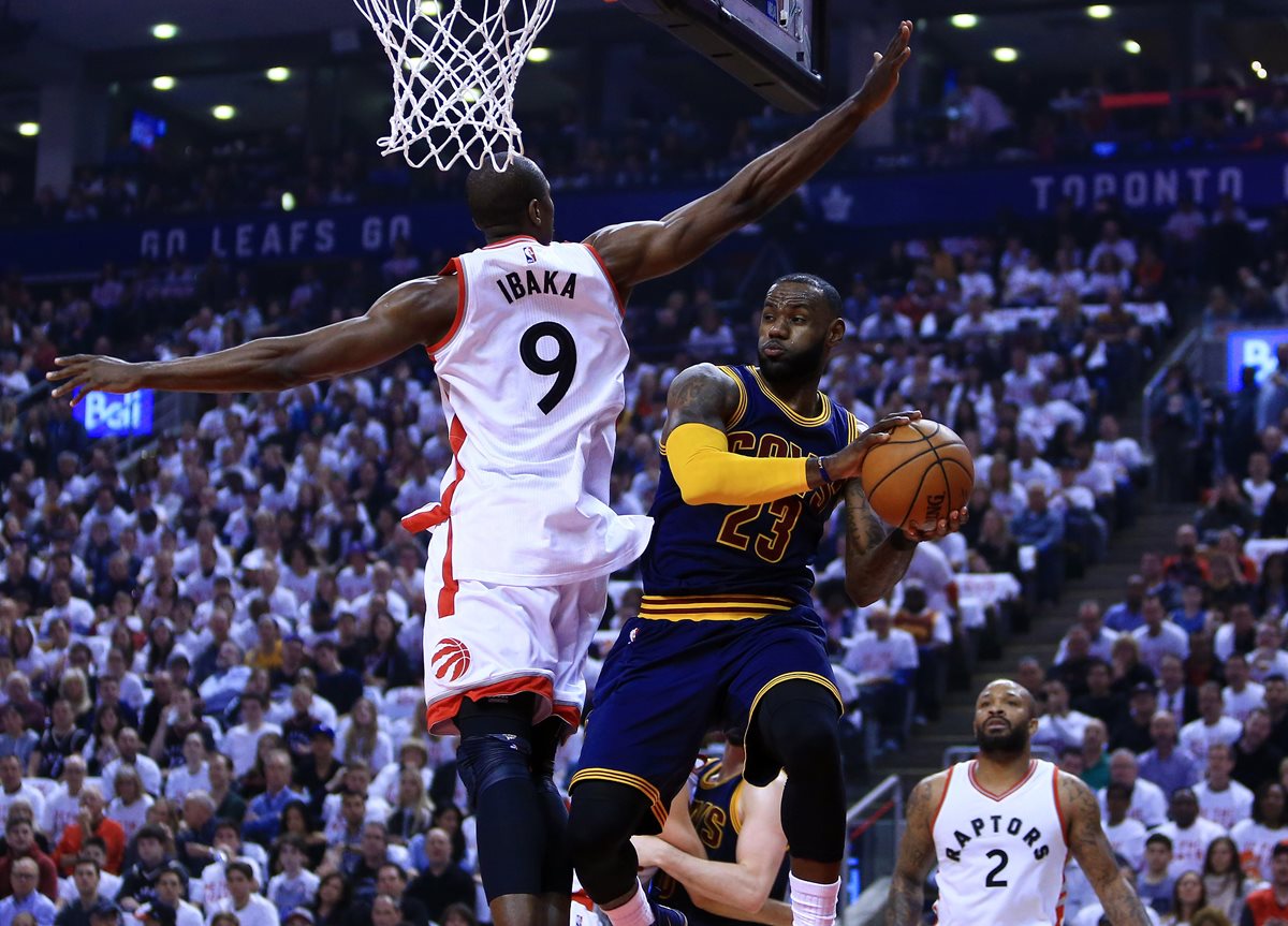 Lebron James y Serge Ibaka, en una acción, durante el partido de este domingo. (Foto Prensa Libre: AFP)