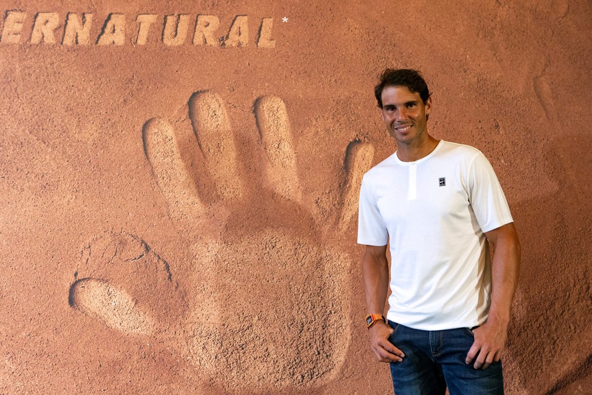 El tenista español Rafael Nadal sonríe luego de reunirse con la alcaldesa de París, Anne Hidalgo, luego de ganar el fin de semana el Roland Garros. (Foto Prensa Libre: EFE)