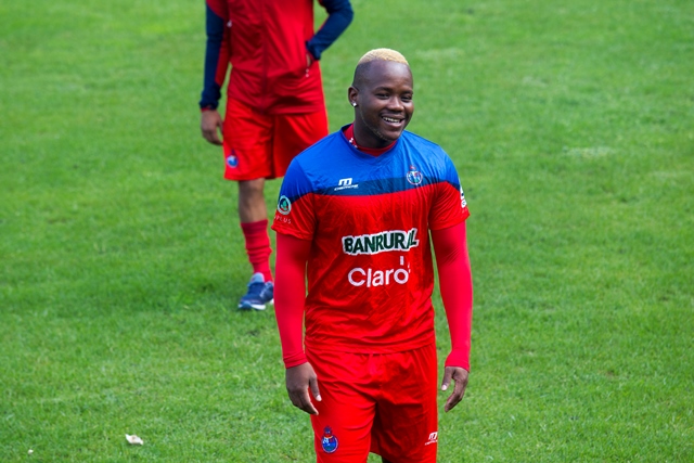 Darwin Oliva y su nueva imagen durante el entrenamiento de Municipal. (Foto Prensa Libre: Norvin Mendoza)