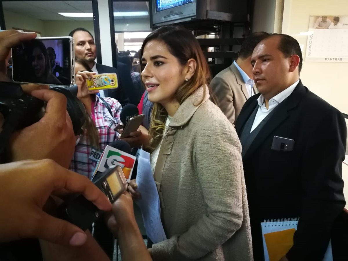 Patricia Sandoval, de FCN Nación, habla a los medios sobre la denuncia presentada. (Foto Prensa Libre: Paulo Raquec)