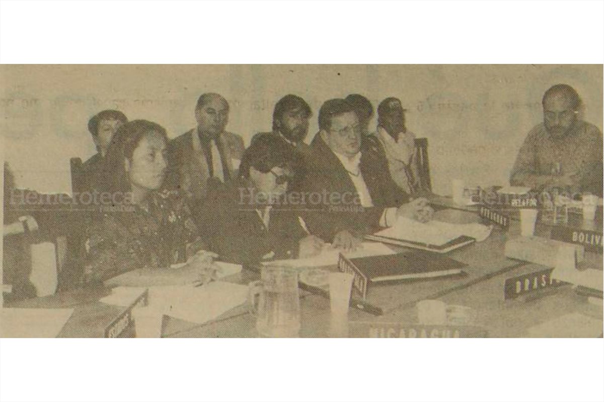 En el De?cimo Congreso Indigenista Interamericano, el profesor Ricardo Cajas Mella y la profesora María Margarita Lo?pez Raquet, junto a delegados de otros países americanos, el 18/11/1989. (Foto: Hemeroteca PL)