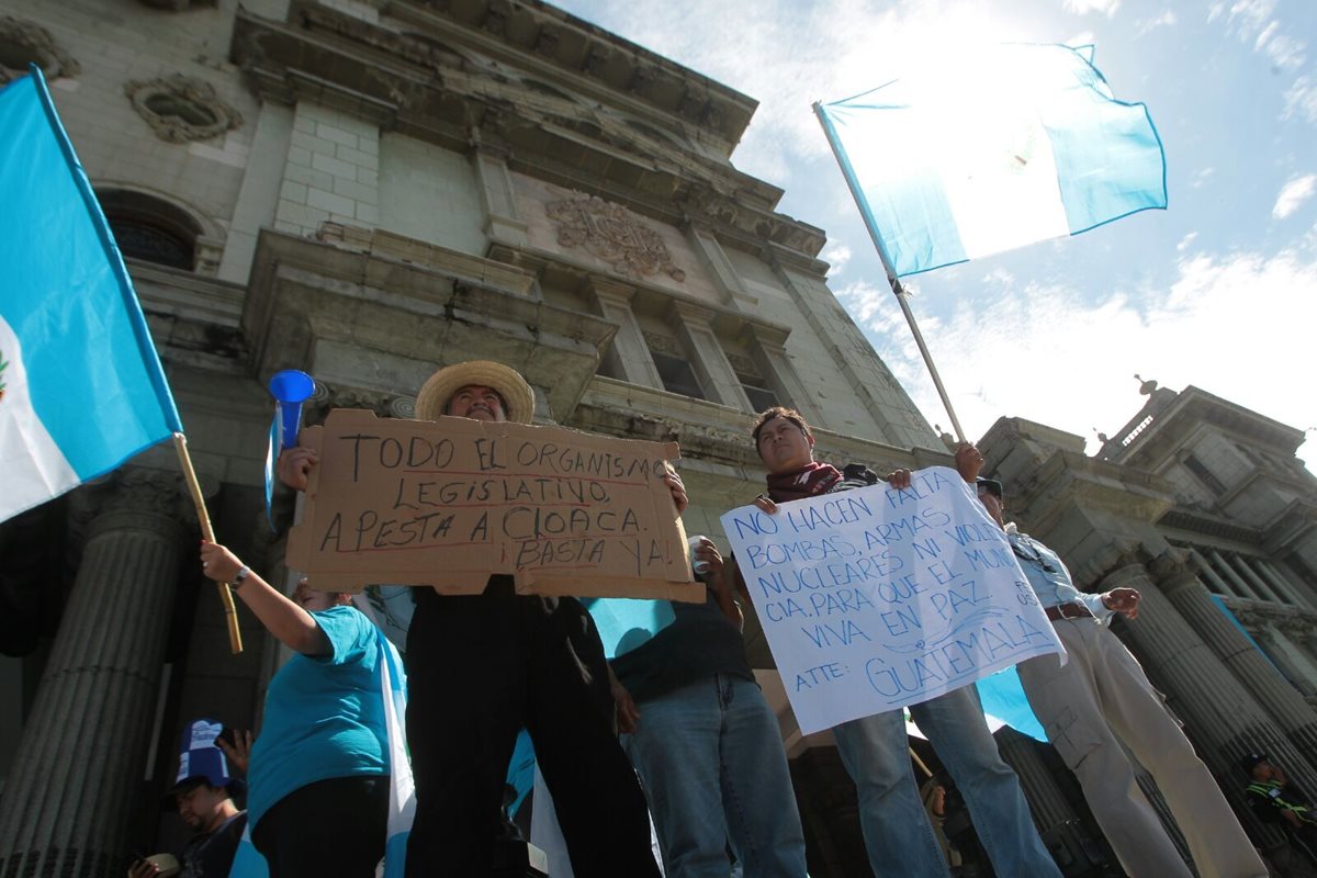 Sectores califican de victoria ciudadana la renuncia del presidente Otto Pérez Molina. (Foto Prensa Libre: Alvaro Interiano)