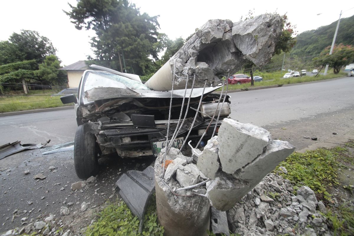 Un vehículo derribó un poste de alumbrado público en el bulevar El Naranjo y 35 avenida de la zona 4 de Mixco, lo cual provocó embotellamiento en el sector (Foto Prensa Libre: Erick Avila).