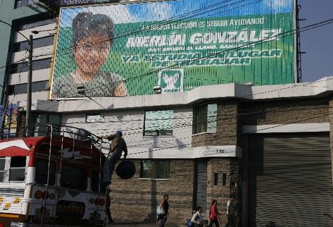 Merlín y Luis González forman parte de la campaña de la UNE. La madre asegura que nunca han trabajado, porque son muy pequeños.