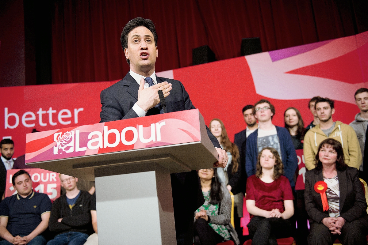 Ed Miliband, líder del Partido Laborista de Gran Bretaña, se dirige a  partidarios en  Colne.(Foto Prensa Libre:AFP).