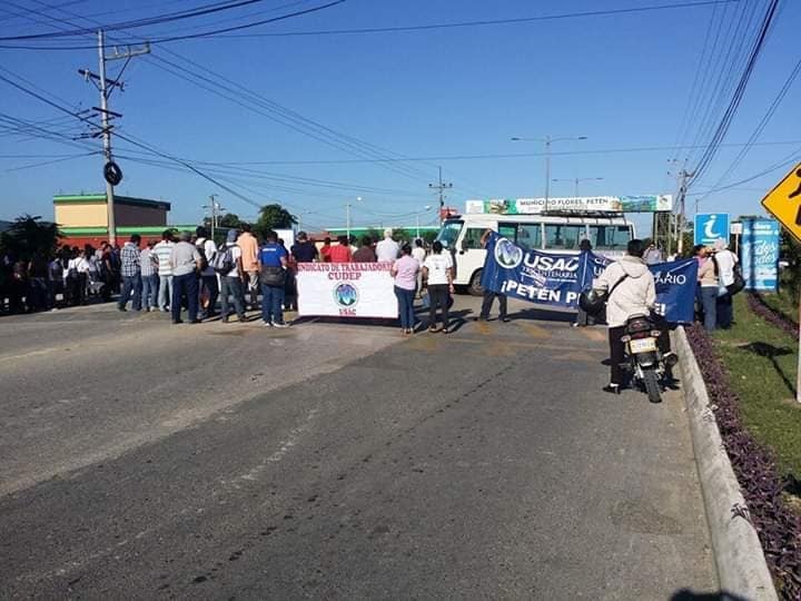 Sancarlistas de Petén bloquean el paso hacia Tikal. (Foto Prensa Libre: Dony Stewart)