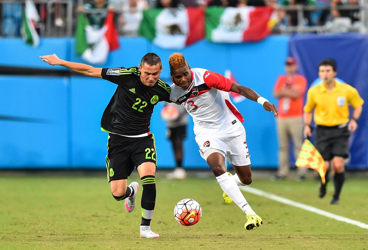 Paul Aguilar y Joevin Jones pelean por el balón durante el encuentro. (Foto Prensa Libre: AFP)