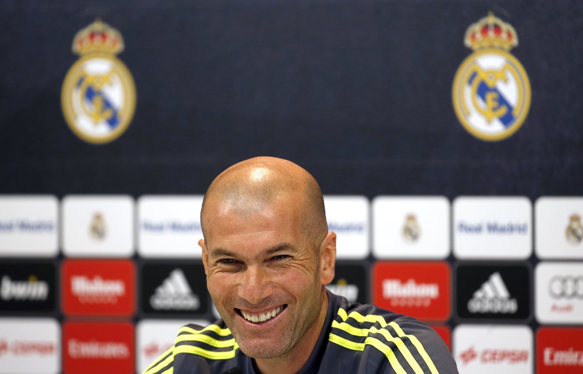 El entrenador del Real Madrid, el francés Zinedine Zidane, durante la rueda de prensa posterior al entrenamiento realizado hoy en la Ciudad Deportiva de Valdebebas. (Foto Prensa Libre: EFE)