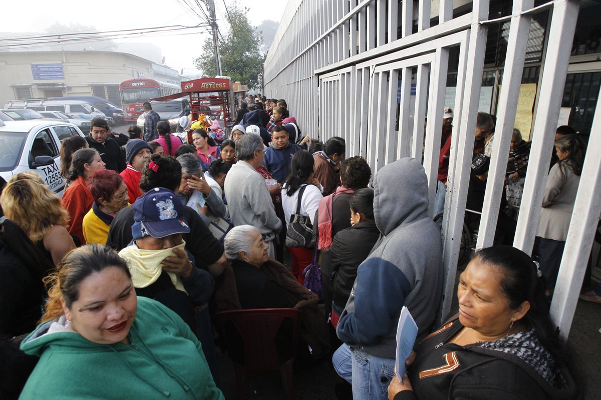 Expertos consideran que a corto plazo se debe garantizar el abastecimiento de medicamentos en toda la red de servicios de salud. (Foto Prensa Libre: HemerotecaPL)