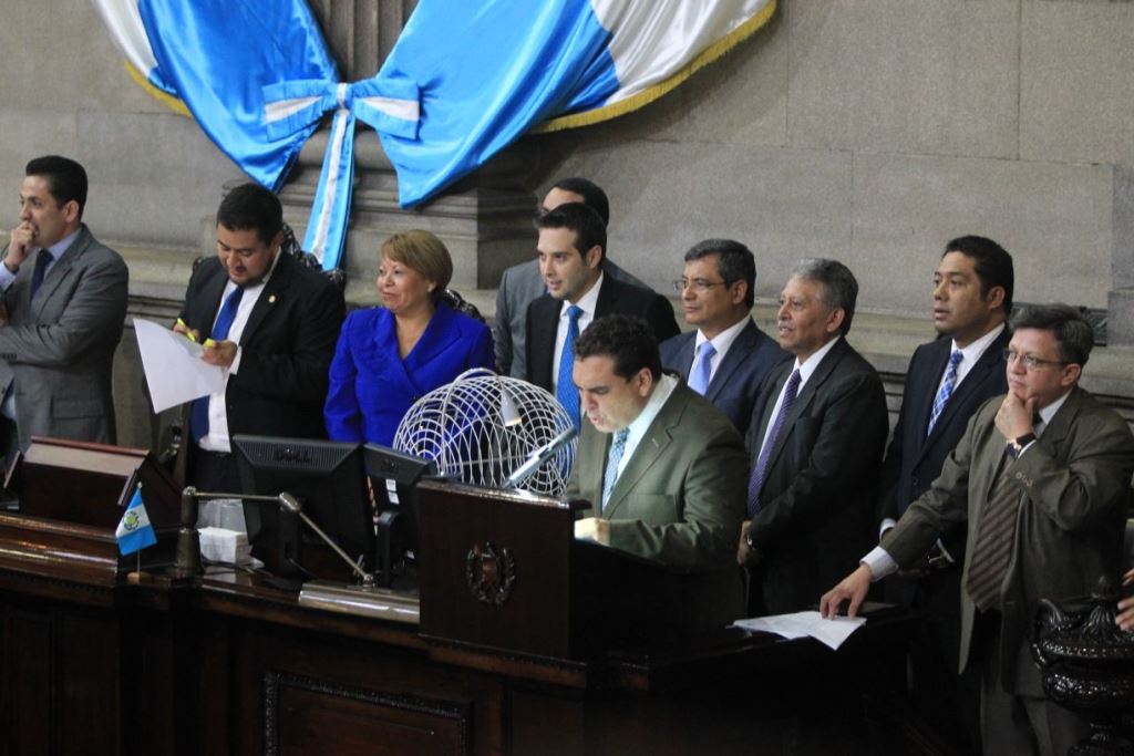 Congreso integró hoy una comisión investigadora de cinco diputados que analizará la solicitud de retiro de inmunidad del presidente Jimmy Morales. (Foto Prensa Libre: Esbin García)