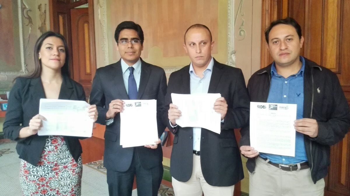 Jeannet Ponce, Anibal Samayoa, Pedro Cruz y Juan Roldan de Jóvenes por Guatemala y Primero Guatemala muestran los documentos que sustentan las denuncias presentadas a magistrados del TSE. (Foto Prensa Libre: Óscar Rivas)