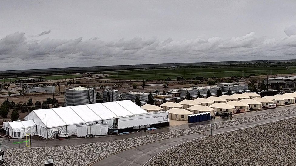 Tiendas de campaña levantadas para albergar niños migrantes en Tornillo, Texas. (Foto Prensa Libre: BBC Mundo).