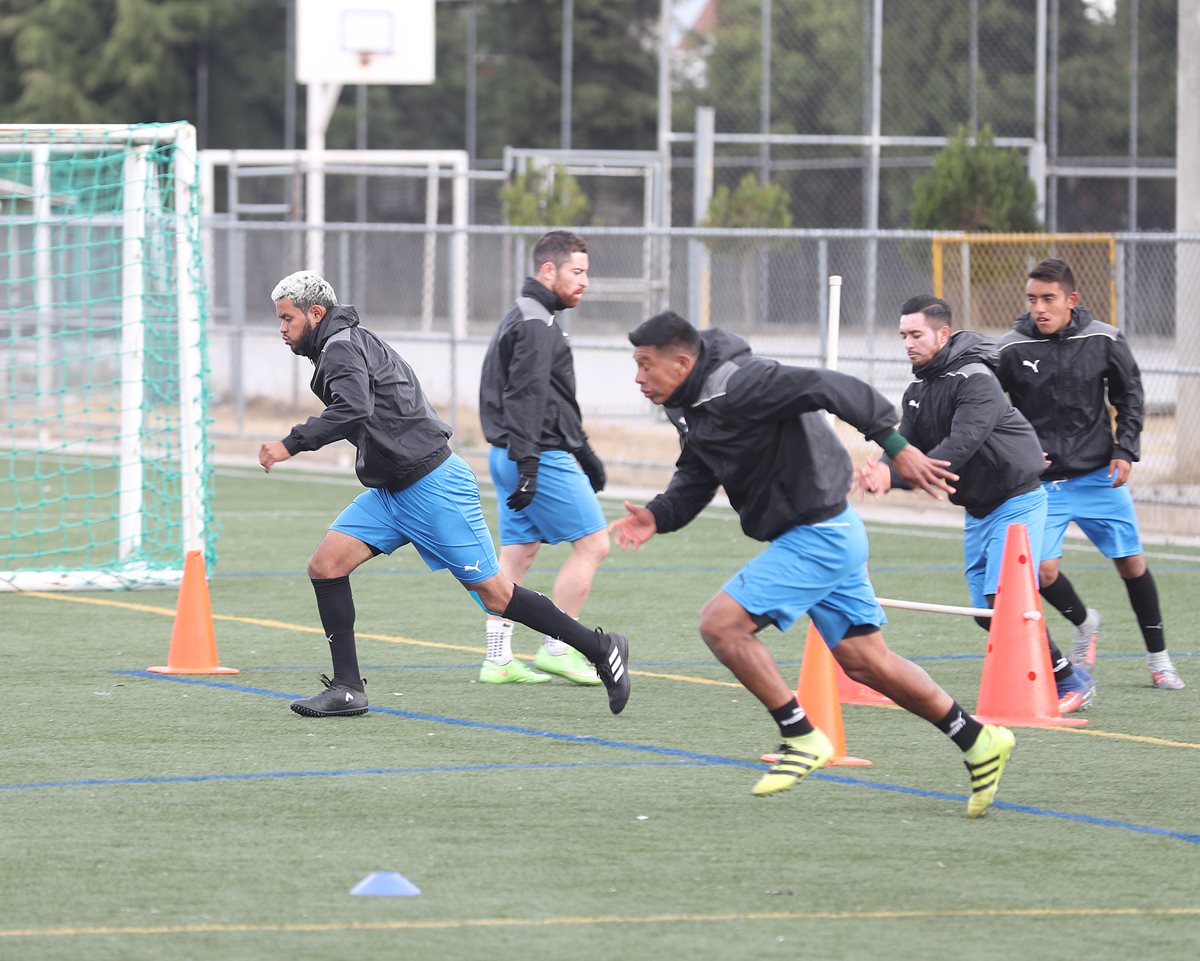 El delantero Édgar Chinchilla (i) espera ser titular con Comunicaciones para el Clásico 301 del siguiente domingo, a celebrarse en el estadio Doroteo Guamuch Flores (Foto Prensa Libre: Edwin Fajardo)