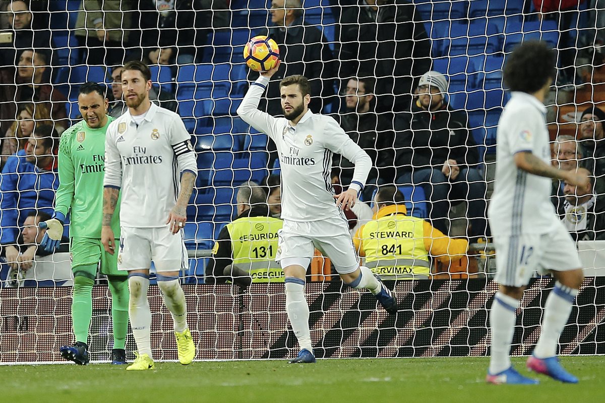 Nacho Fernández, al centro en el partido frente a Las Palmas. (Foto Prensa Libre: AP)