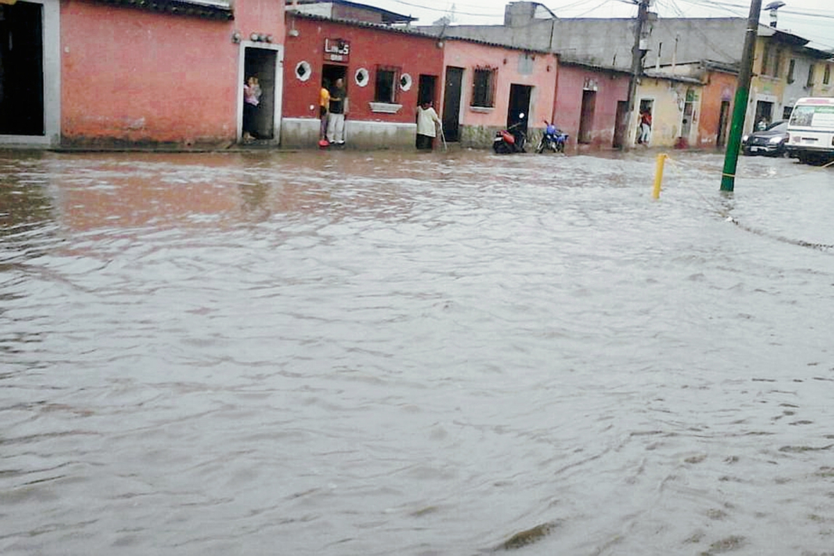 Las lluvias en Antigua Guatemala, Sacatepéquez, provocaron que las calles quedaran anegadas. (Foto Prensa Libre: Twitter @Nolasces )