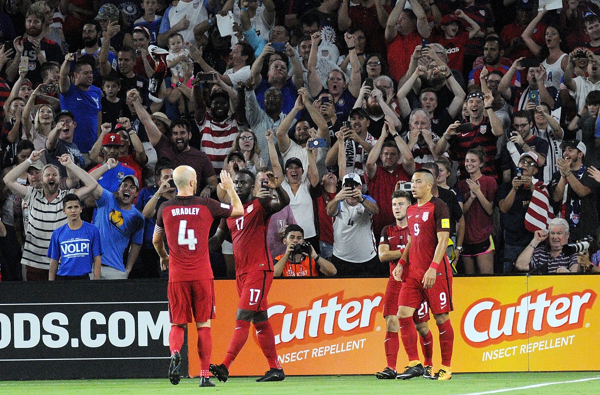 Jozy Altidore celebra junto a sus compañeros de equipo después de anotar el segundo gol.