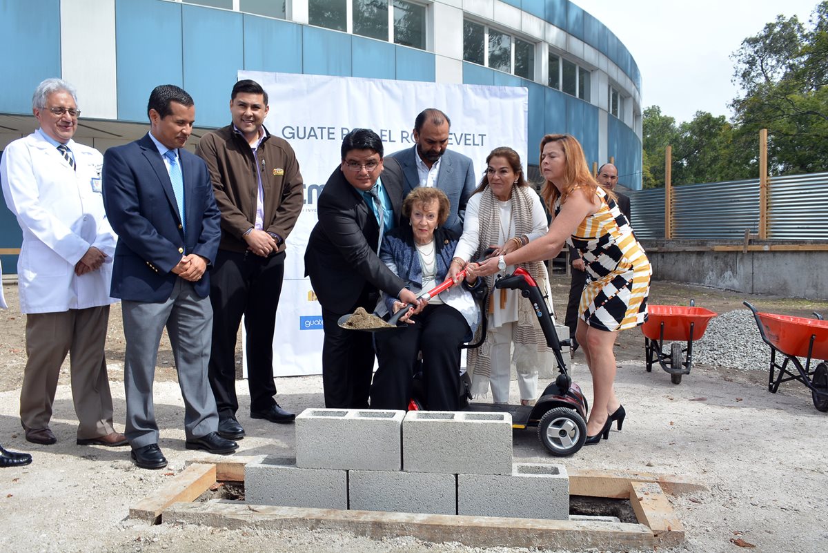 Representantes de la Fundación Juan Bautista Gutiérrez, de Corporación Multi Inversiones y Salud, colocan la primera piedra del proyecto. (Foto Prensa Libre: Ministerio de Salud).