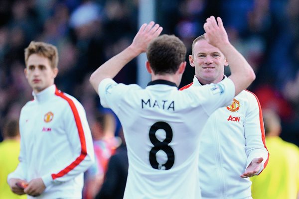 Juan Mata celebra la victoria del Unite con Wayne Rooney. (Foto Prensa Libre: AFP)