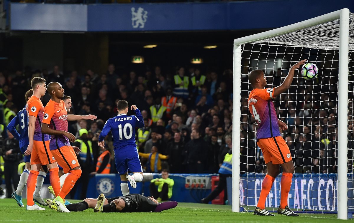 Eden Hazard (10) celebra después de anotar en la victoria del Chelsea contra el Manchester City. (Foto Prensa Libre: AFP)