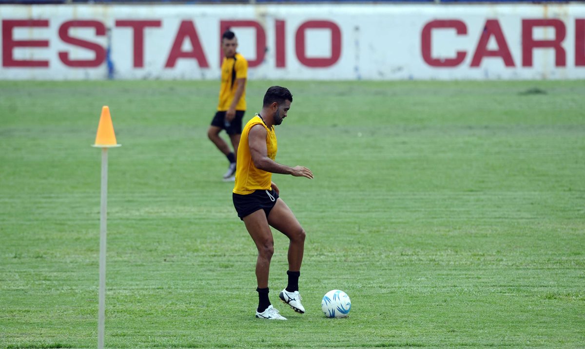 Erwin Morales, defensa de Suchi realiza un entrenamiento en el estadio Carlos Salazar, hoy 9-5-2017, donde el prÃ³ximo miÃ©rcoles recibirÃ¡ a Comunicaciones, en el juego de ida de la fase de reclasificaciÃ³n del torneo Clausura 2017 de la Liga Nacional. (Foto Prensa Libre: Francisco SÃ¡nchez).