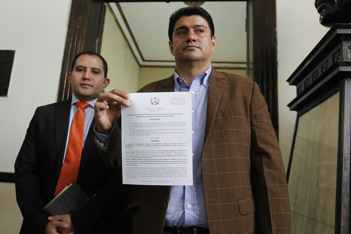 Diputado Ronald Arango presenta la iniciativa de ley para penalizar a empresas que recopilen y comercialicen datos personales. (Foto Prensa Libre: Paulo Raquec)