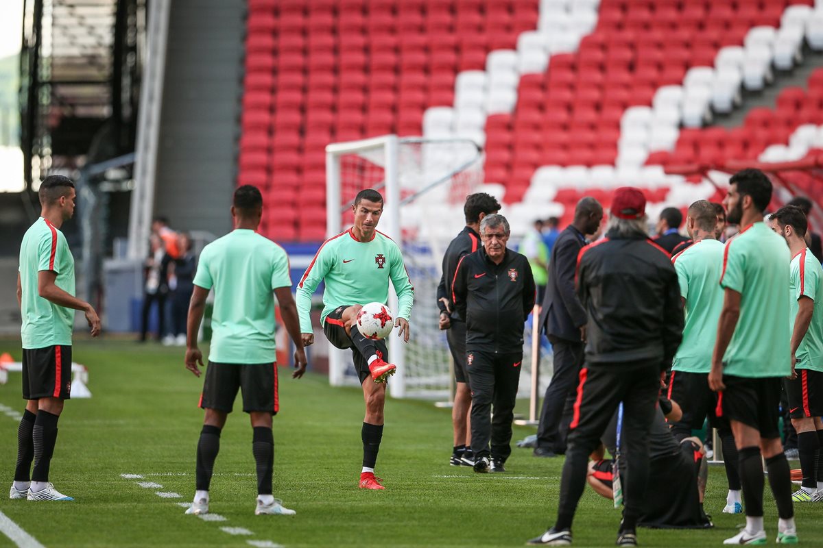 Cristiano Ronaldo es el centro de atención en la Copa Confederaciones, su entrenador Fernando Santos confía en él. (Foto Prensa Libre: EFE)