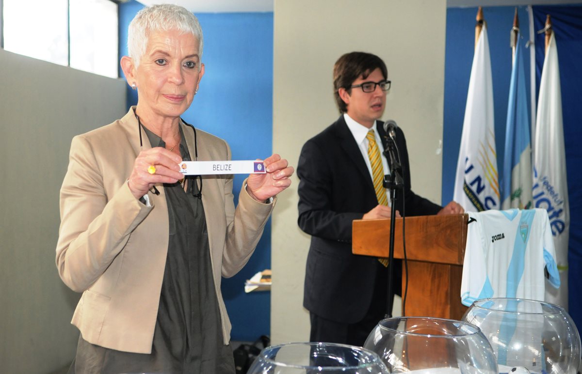 Adela de Torrebiarte, durante el sorteo. (Foto Prensa Libre: Jeniffer Gómez)