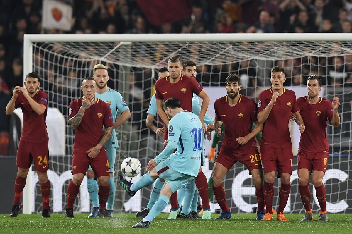 Lionel Messi intenta superar con un tiro libre a la barrera de la AS Roma. (Foto Prensa Libre: AFP)