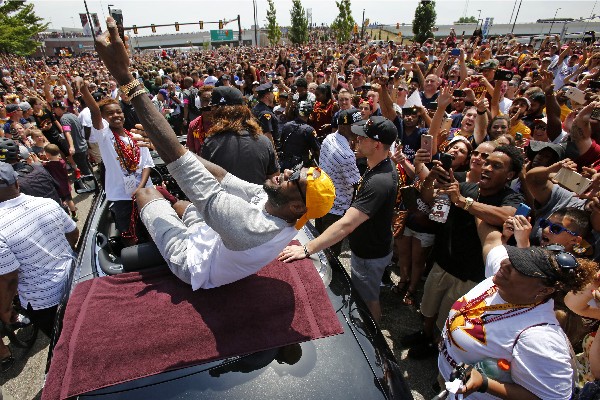 LeBron James durante el desfile en las calles de Cleveland. (Foto Prensa Libre: AP).