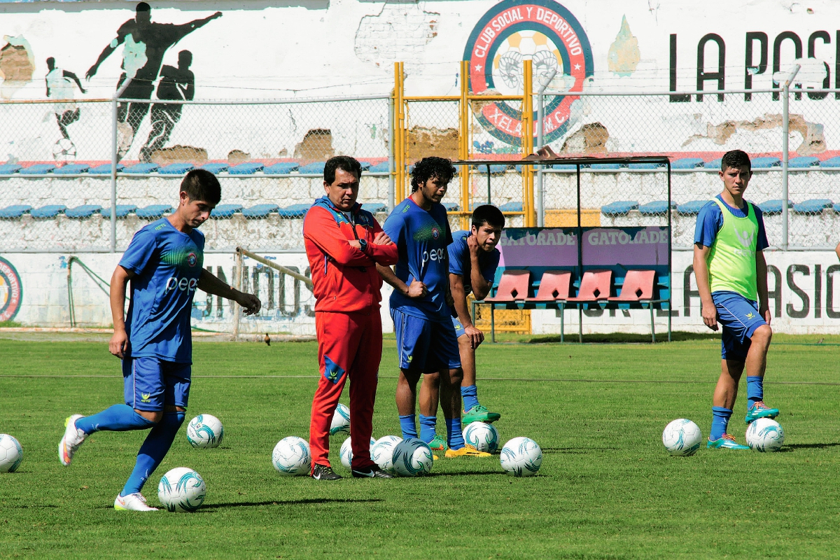 Espinoza prepara a sus jugadores para el partido del próximo sábado ante Petapa. (Foto Prensa Libre: Carlos Ventura).