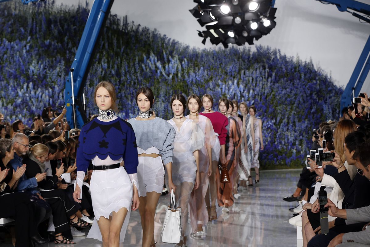 Dior presenta una colección para el verano 2016 llena de sencillez y elegancia. (Foto Prensa Libre: AFP).