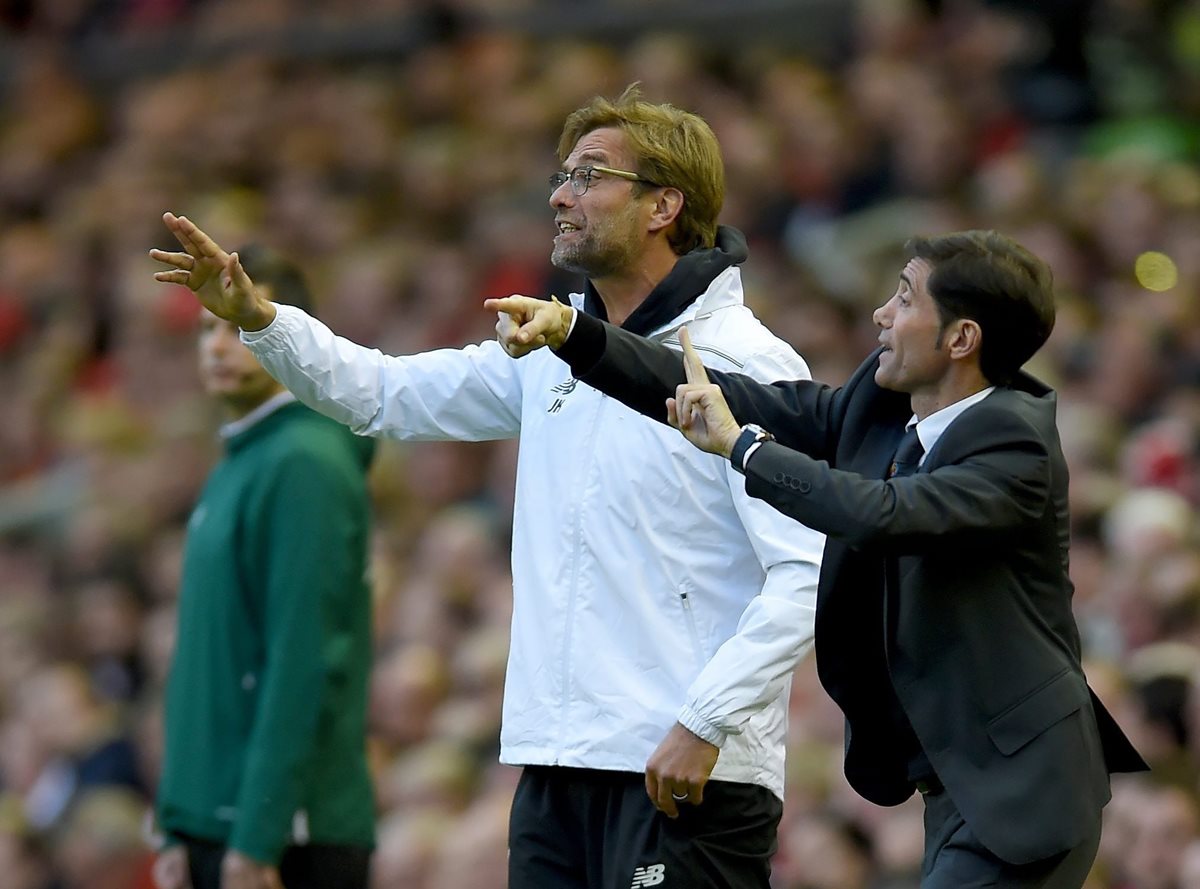 Marcelino y Jurgen Klopp fueron captados dando instrucciones a sus jugadores durante el juego. (Foto Prensa Libre: EFE)