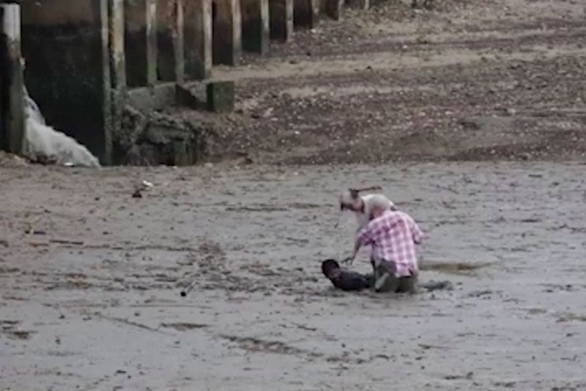 Tailandés se acuesta en el lodo para salvar a pareja de turistas noruegos. Foto Prensa Liubre (AP)