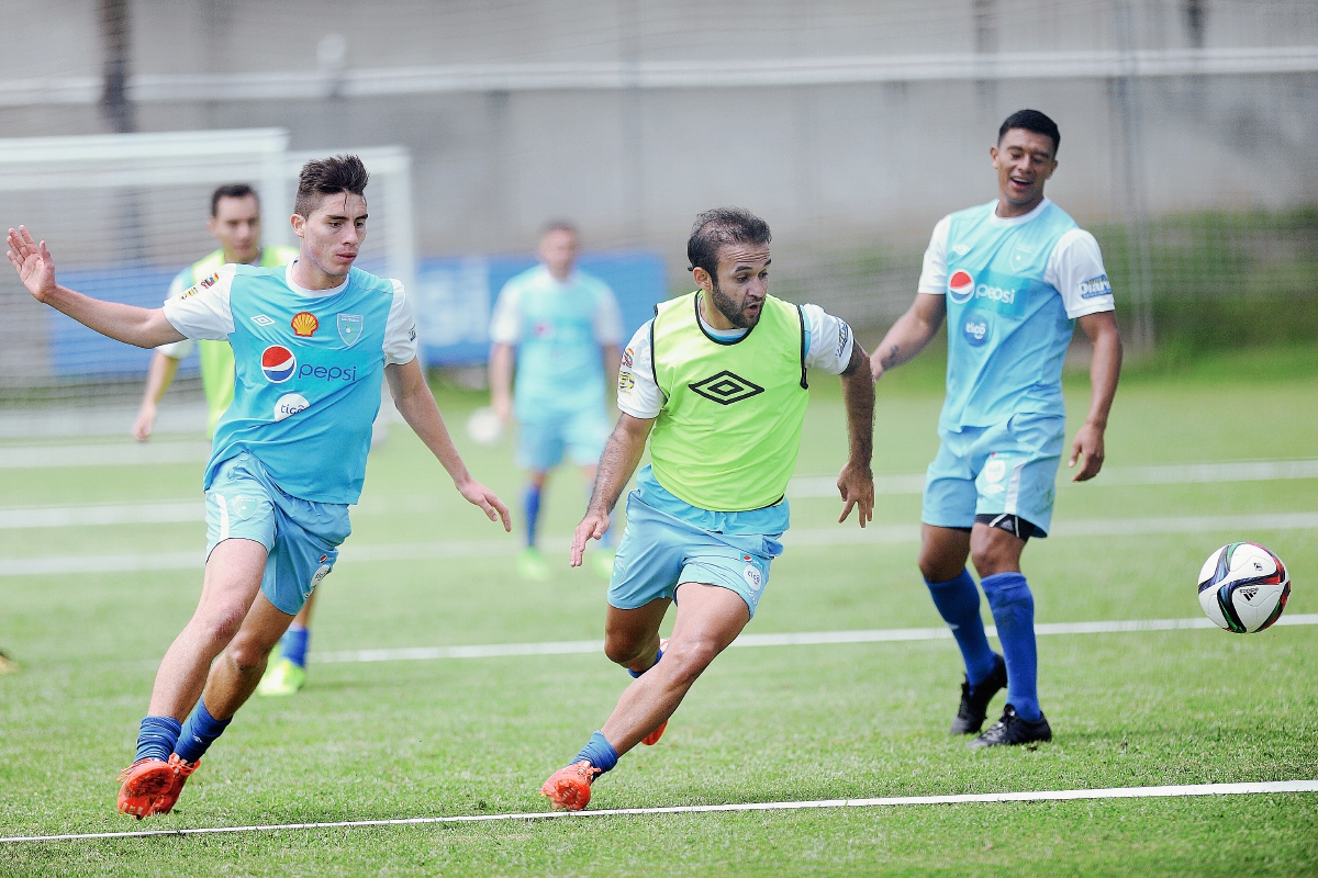 José Contreras intenta por hacerse del balón, ante el asedio de Elías Vásquez, en la práctica matutina de la Bicolor (Foto Prensa Libre: Francisco Sánchez)