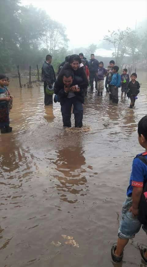 Varias casas y carreteras fueron dañadas por las lluvias. (Foto Prensa Libre: Mike Castillo)