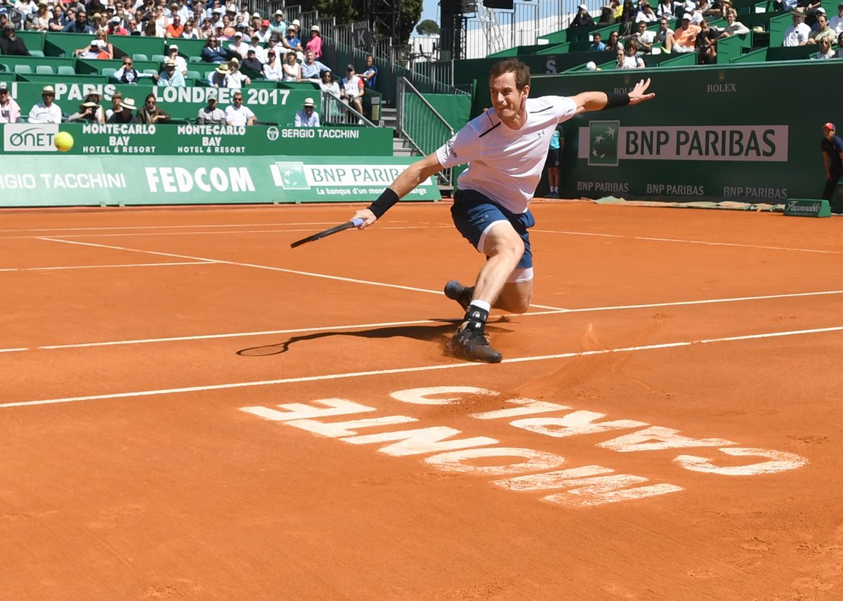 Andy Murray devuelve una pelota en el juego contra el luxemburgues Gilles Muller en el abierto de Montecarlo. (Foto Prensa Libre: AFP)