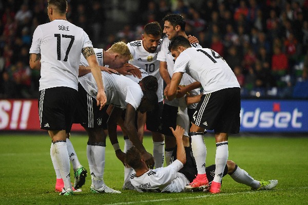 Joshua Kimmich es felicitado por sus compañeros al marcar el gol del empate. (Foto Prensa Libre: AFP).