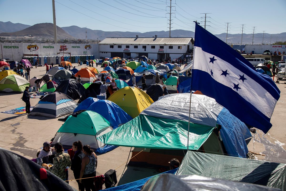 Vista general del albergue El Barretal, donde fueron reubicados este martes unos dos mil ciudadanos centroamericanos de la caravana de migrantes, en la ciudad de Tijuana, México. (Foto Prensa Libre: EFE)