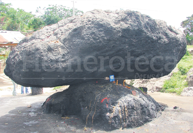 Las piedras se han mantenido una sobre la otra desde hace muchos años, desafiando a la gravedad. (Foto: Hemeroteca PL)