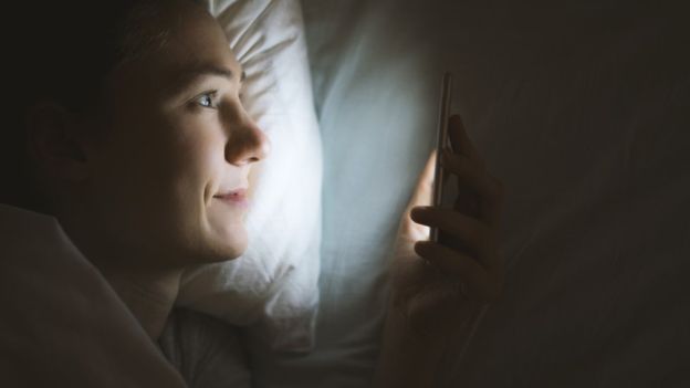 Si no quieres que el celular controle tu mente, busca la manera de controlarlo tú a él. GETTY IMAGES