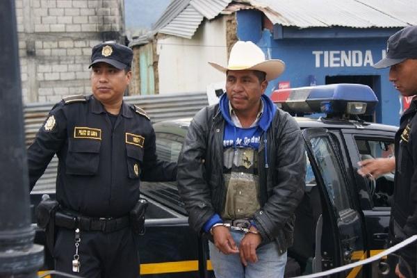 eSTEBAN nIZ —centro— fue detenido el  miércoles último en San Mateo, Quetzaltenango.