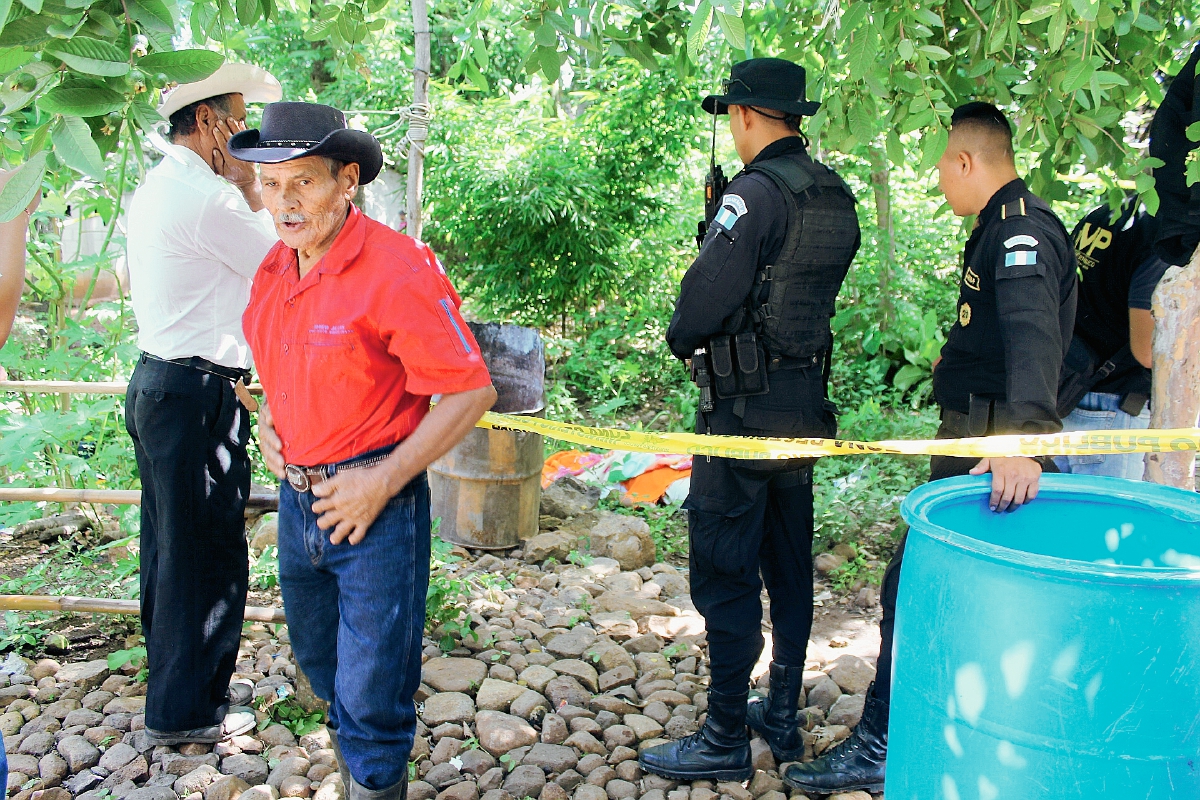 Autoridades resguardan el lugar donde fue encontrado el cadáver de Pedro Vinicio Ramos, en Jutiapa. (Foto Prensa Libre: Óscar González)